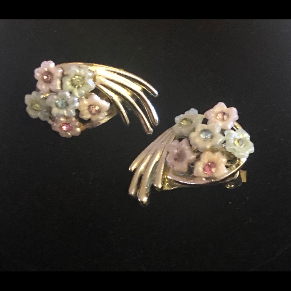 Very Pretty Clip On Vintage Earrings